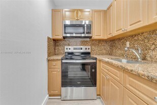 4709 NW 7th St in Miami, FL - Building Photo