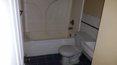 932 E College St in Iowa City, IA - Building Photo - Building Photo