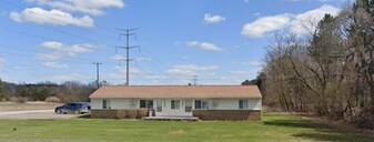 9041 Cedar Lake Rd in Pinckney, MI - Building Photo