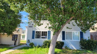988 El Camino Dr in Costa Mesa, CA - Building Photo