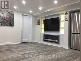 33 Glenshephard Dr in Toronto, ON - Building Photo