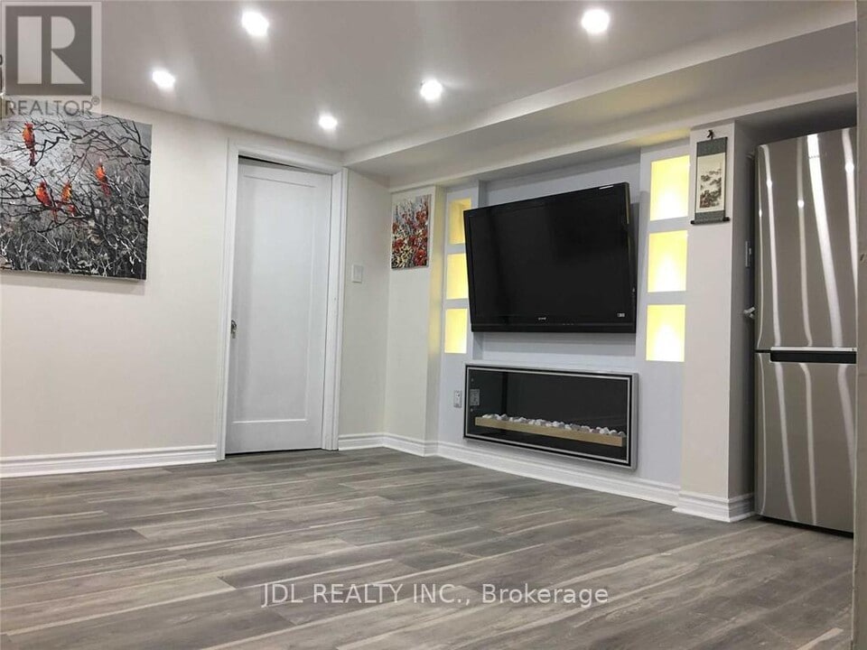 33 Glenshephard Dr in Toronto, ON - Building Photo