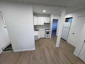 5494 South Dr in Brookhaven, NY - Foto de edificio - Building Photo