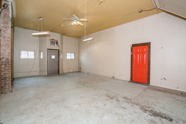 943 Metropolitan Avenue in Brooklyn, NY - Building Photo - Interior Photo