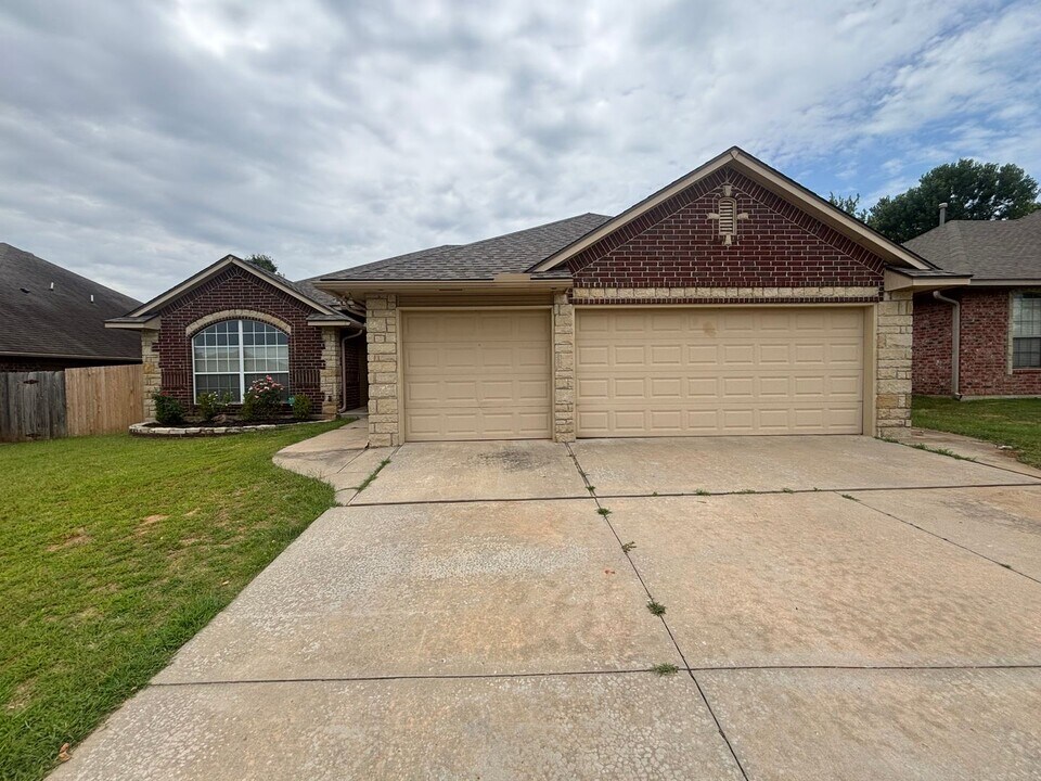 123 Stone Ridge Ln in Midwest City, OK - Building Photo