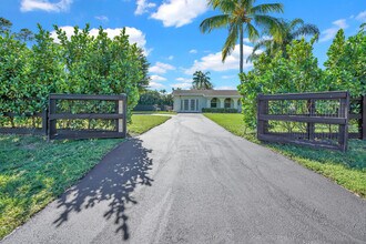 8392 Pinto Dr in Wellington, FL - Building Photo - Building Photo