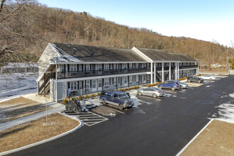 1030 Federal Rd in Brookfield, CT - Building Photo - Building Photo