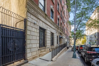 310 W 97th St in New York, NY - Building Photo - Building Photo