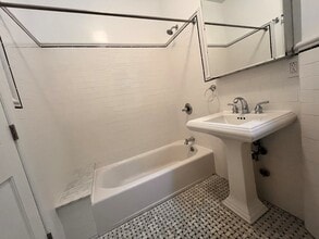 212 Grand St, Unit 2B in New York, NY - Foto de edificio - Building Photo