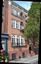 107 Greenwich Ave in New York, NY - Foto de edificio - Building Photo