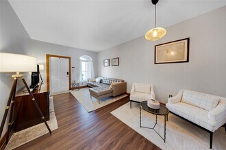 5625 NW 112th Path in Doral, FL - Building Photo - Building Photo