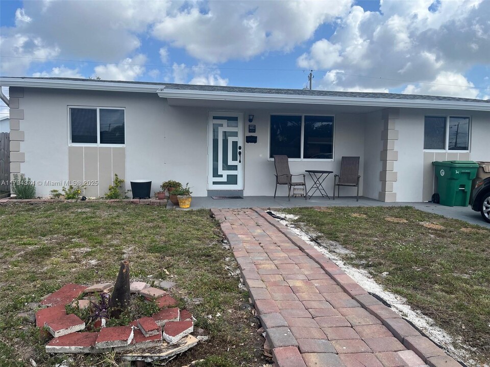 7731 NW 32nd St in Hollywood, FL - Building Photo