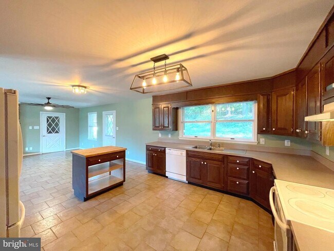 10960 Earnshaw Ln in La Plata, MD - Building Photo - Building Photo