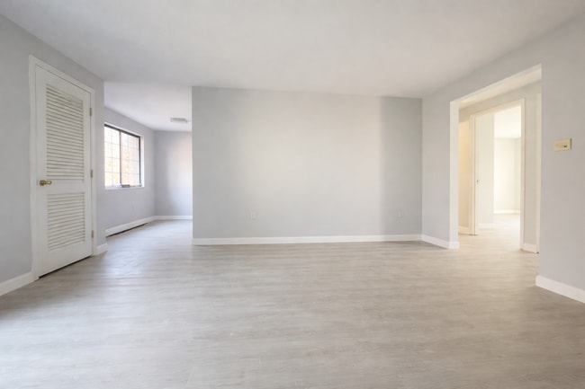 2100 Skyline Dr, Unit 4 in Lowell, MA - Building Photo - Building Photo