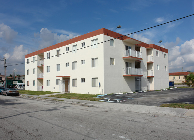 Alcazar Apartments in Miami, FL - Building Photo - Building Photo