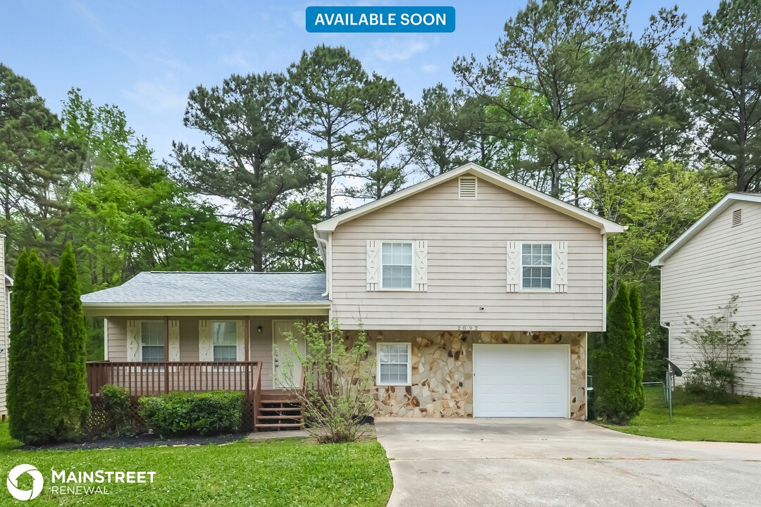 2092 Bedford Ct in Lithonia, GA - Building Photo