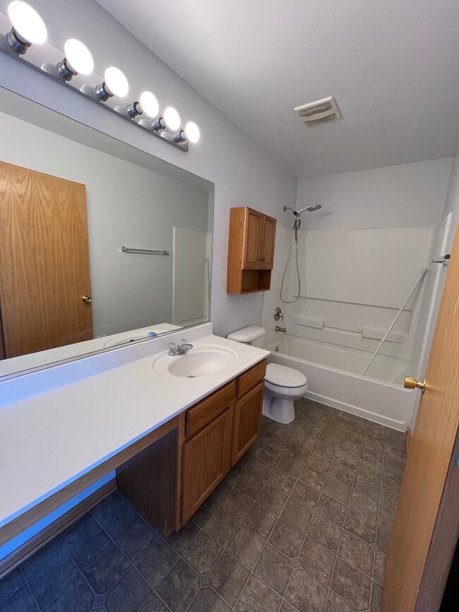 1470 Millbrook Dr in Algonquin, IL - Foto de edificio - Building Photo