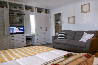 803 Hillview Heights, Unit Apt 205 in Nashville, TN - Foto de edificio - Building Photo