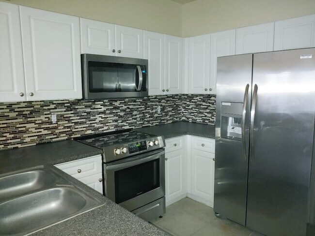 612 SE Prescott Pl, Unit 612 in Stuart, FL - Foto de edificio - Building Photo