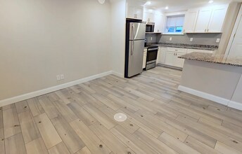2009 Commonwealth Ave, Unit 1 in Boston, MA - Building Photo - Building Photo