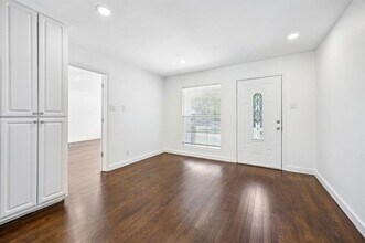 10525 Castlegate Dr in Dallas, TX - Building Photo - Building Photo