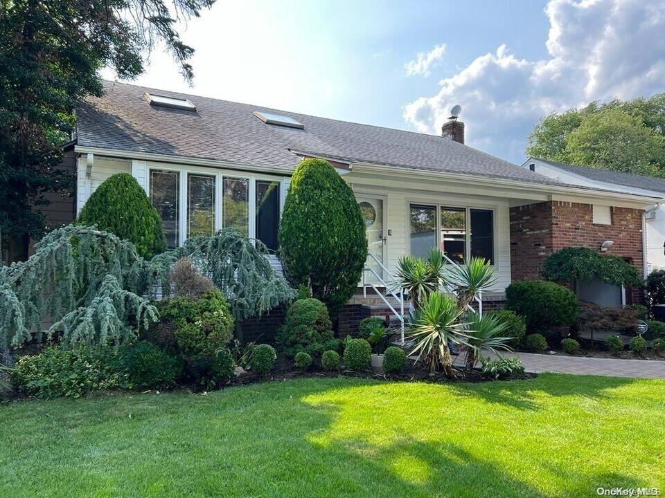 805 Oakleigh Rd in Valley Stream, NY - Foto de edificio