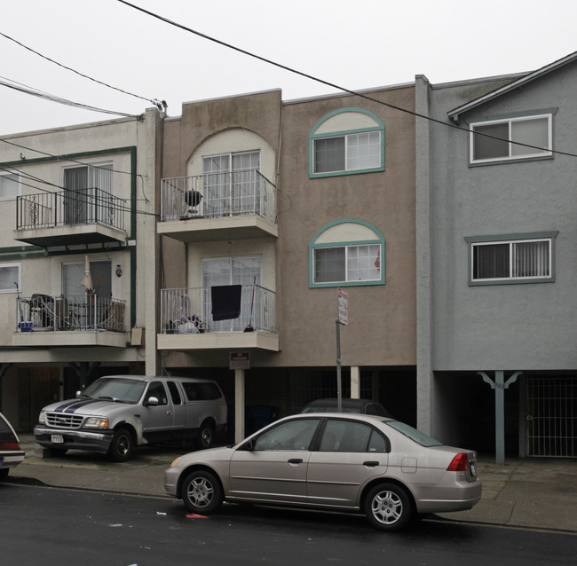 686 Sylvan St in Daly City, CA - Building Photo - Building Photo