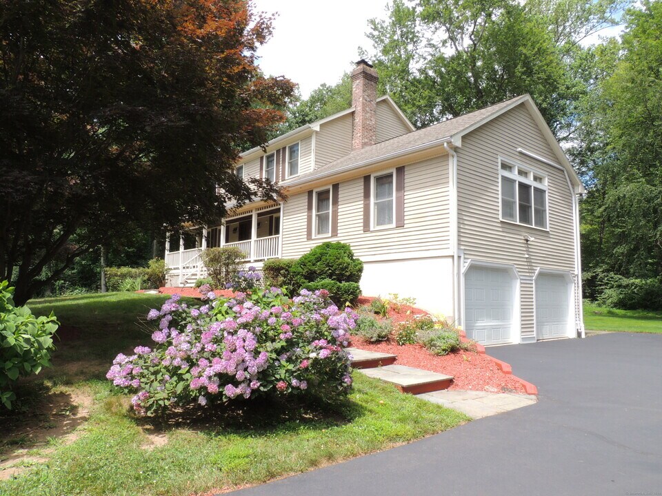 12 Cardinal Ln in Monroe, CT - Building Photo