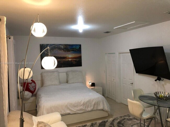 16934 SW 92nd St Cir, Unit studio in Miami, FL - Building Photo - Building Photo