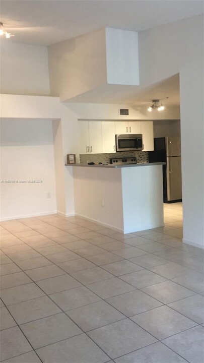 2123 Renaissance Blvd, Unit 303 in Miramar, FL - Building Photo