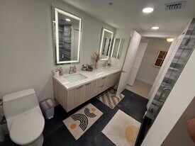 31 SE 5th St, Unit 912 in Miami, FL - Building Photo