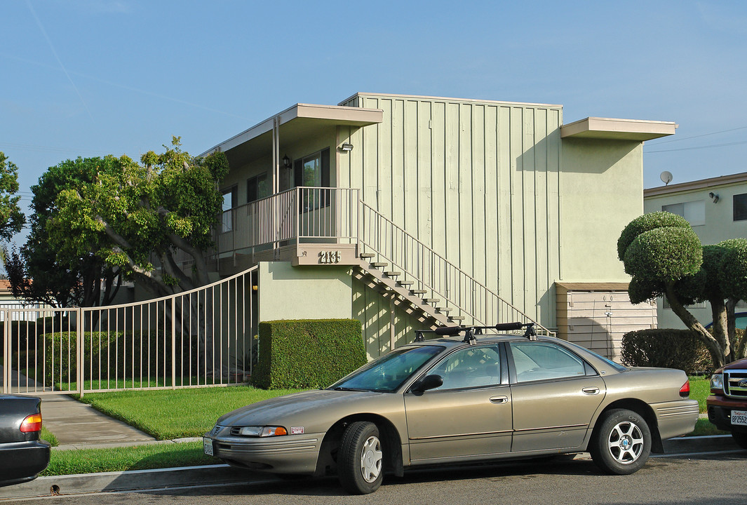 2135 Elden Ave in Costa Mesa, CA - Foto de edificio