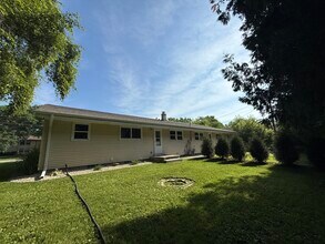 211 E Paradise Dr, Unit 211 in West Bend, WI - Foto de edificio - Building Photo