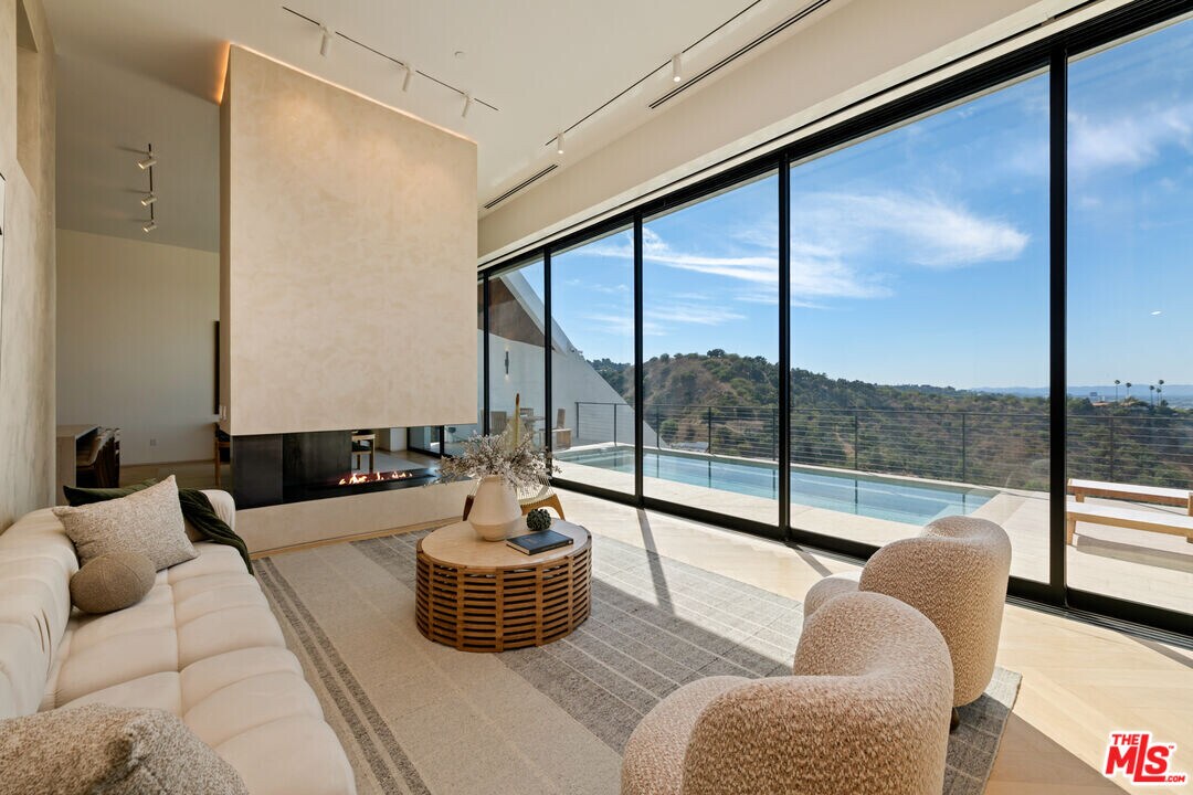 3699 Alta Mesa Dr in Los Angeles, CA - Building Photo