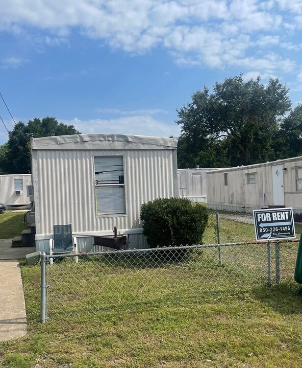 208 Spruce St in Mary Esther, FL - Building Photo