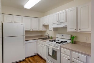 eaves Peabody in Peabody, MA - Building Photo