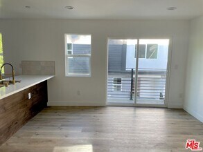 1554 Winona Blvd in Los Angeles, CA - Building Photo - Building Photo