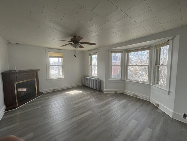 1000 E Philadelphia St, Unit Upstairs Apartment