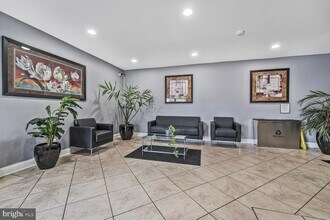 1001 Chillum Rd, Unit 209 in Hyattsville, MD - Building Photo - Building Photo