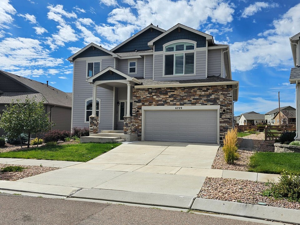 6729 Black Saddle Dr in Colorado Springs, CO - Foto de edificio