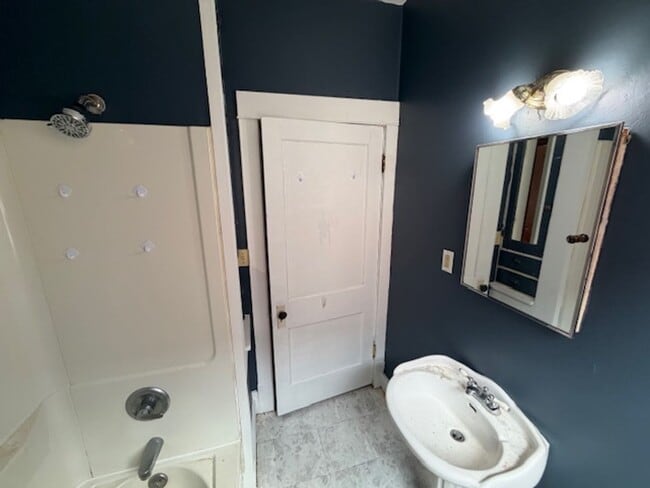 135 W Locust St in Canton, IL - Building Photo - Building Photo