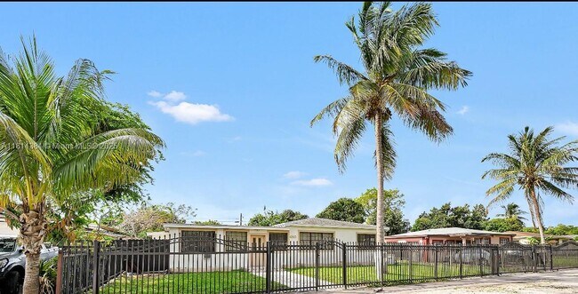 450 NE 158th St-Unit -2 in Miami, FL - Building Photo - Building Photo