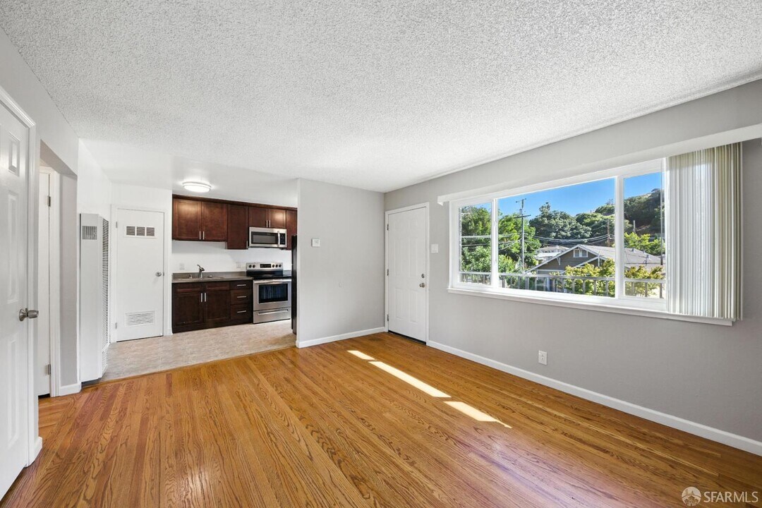 1543 Berrellesa St in Martinez, CA - Building Photo