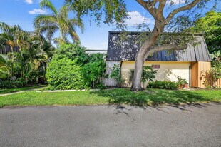 2494 Waterside Dr in Lake Worth Beach, FL - Building Photo