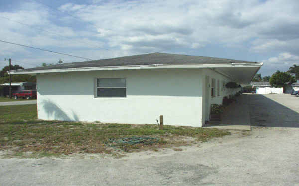 1016 Neptune Dr in Ruskin, FL - Building Photo