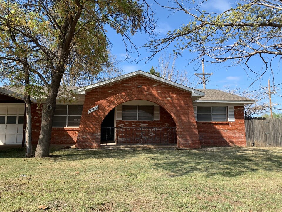 5502 35th St in Lubbock, TX - Foto de edificio