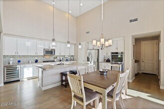 10082 E Bell Rd in Scottsdale, AZ - Building Photo - Building Photo