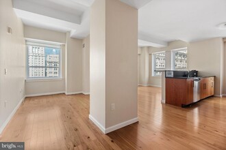 1425 Locust St, Unit 16A in Philadelphia, PA - Building Photo - Building Photo