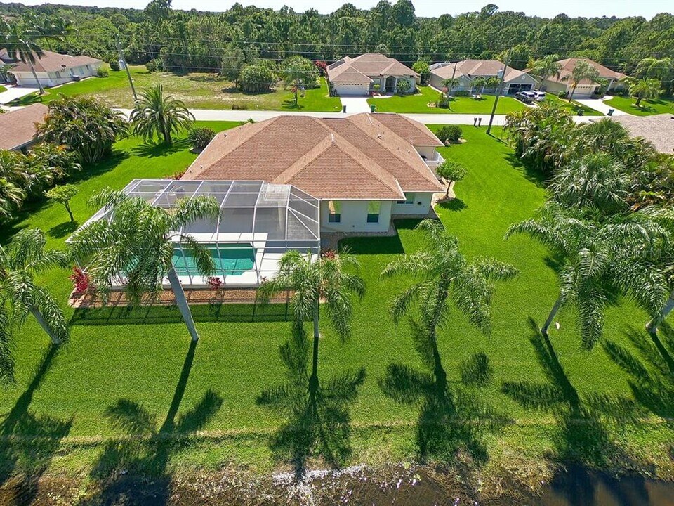 811 Rotonda Cir in Rotonda West, FL - Building Photo