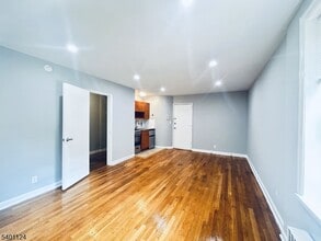 320 Claremont Ave in Montclair, NJ - Building Photo - Building Photo